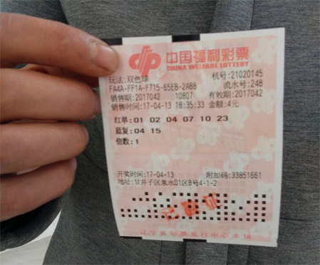 溪水中的女人